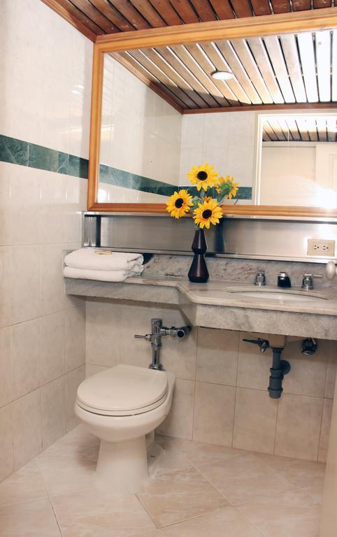 Ayenda 1235 Botero Hotel Меделин Екстериор снимка