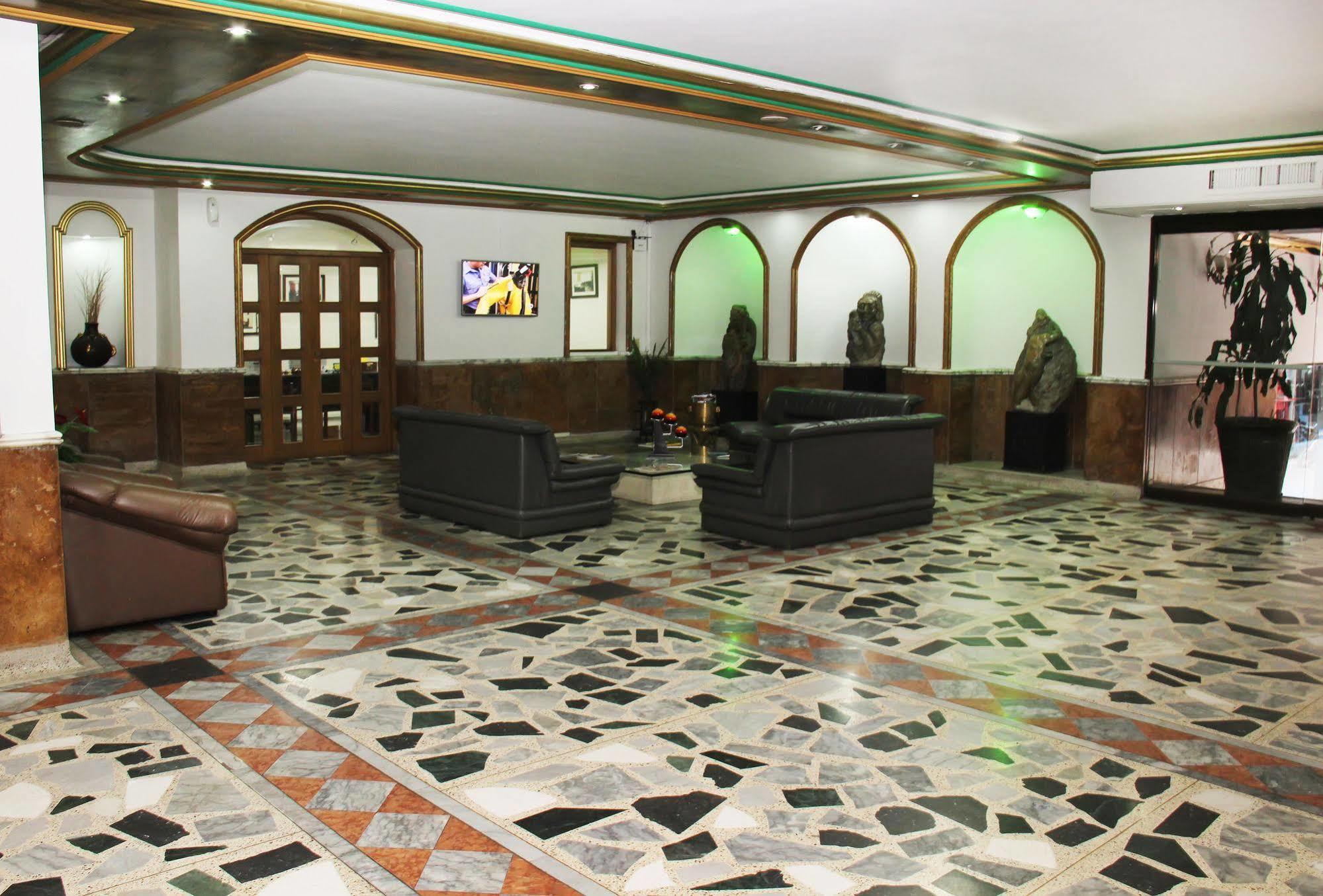 Ayenda 1235 Botero Hotel Меделин Екстериор снимка