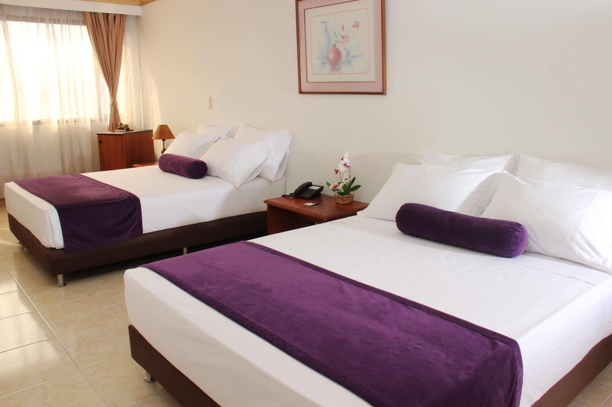Ayenda 1235 Botero Hotel Меделин Екстериор снимка